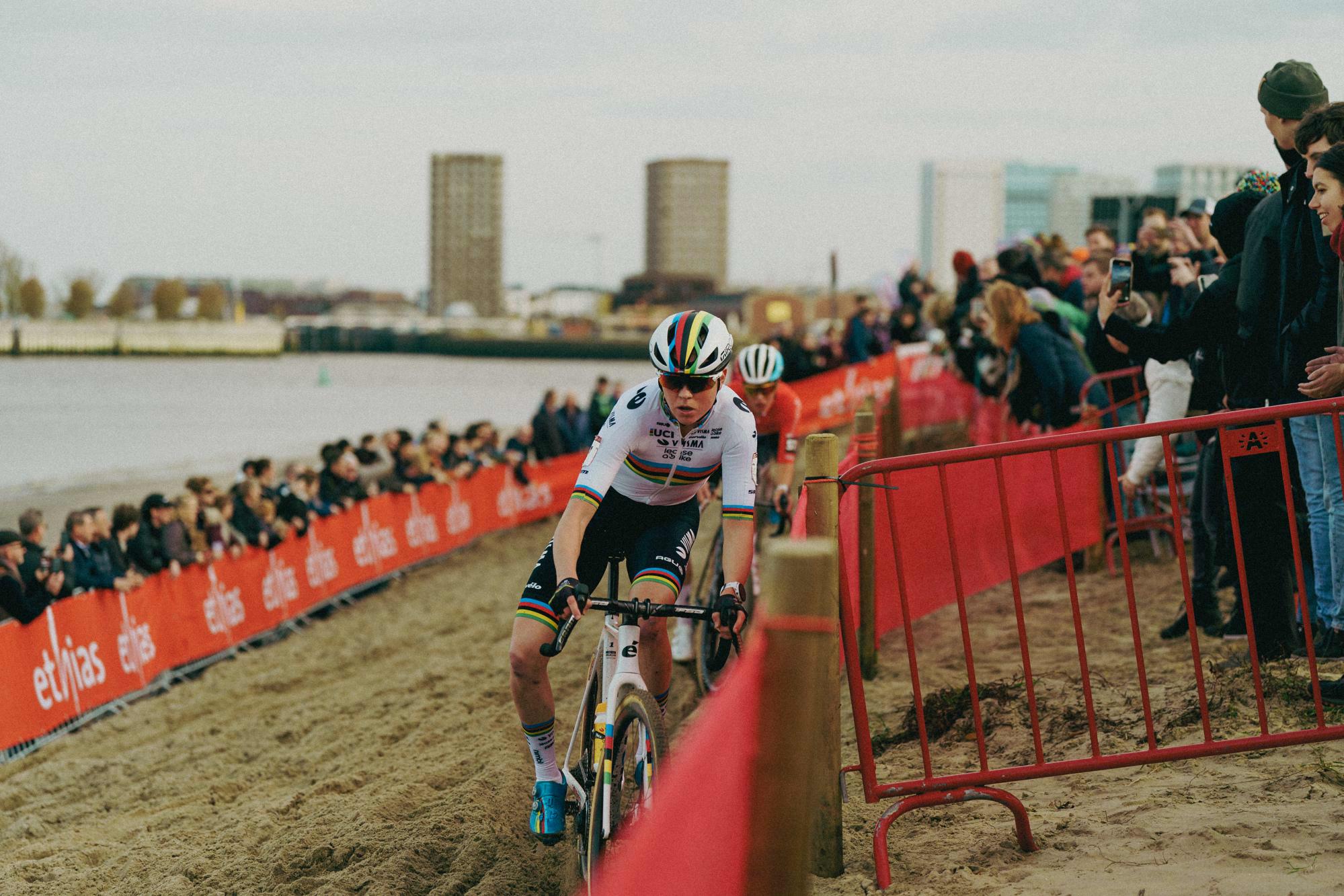 Van Empel soleert naar klinkende overwinning in Antwerpen