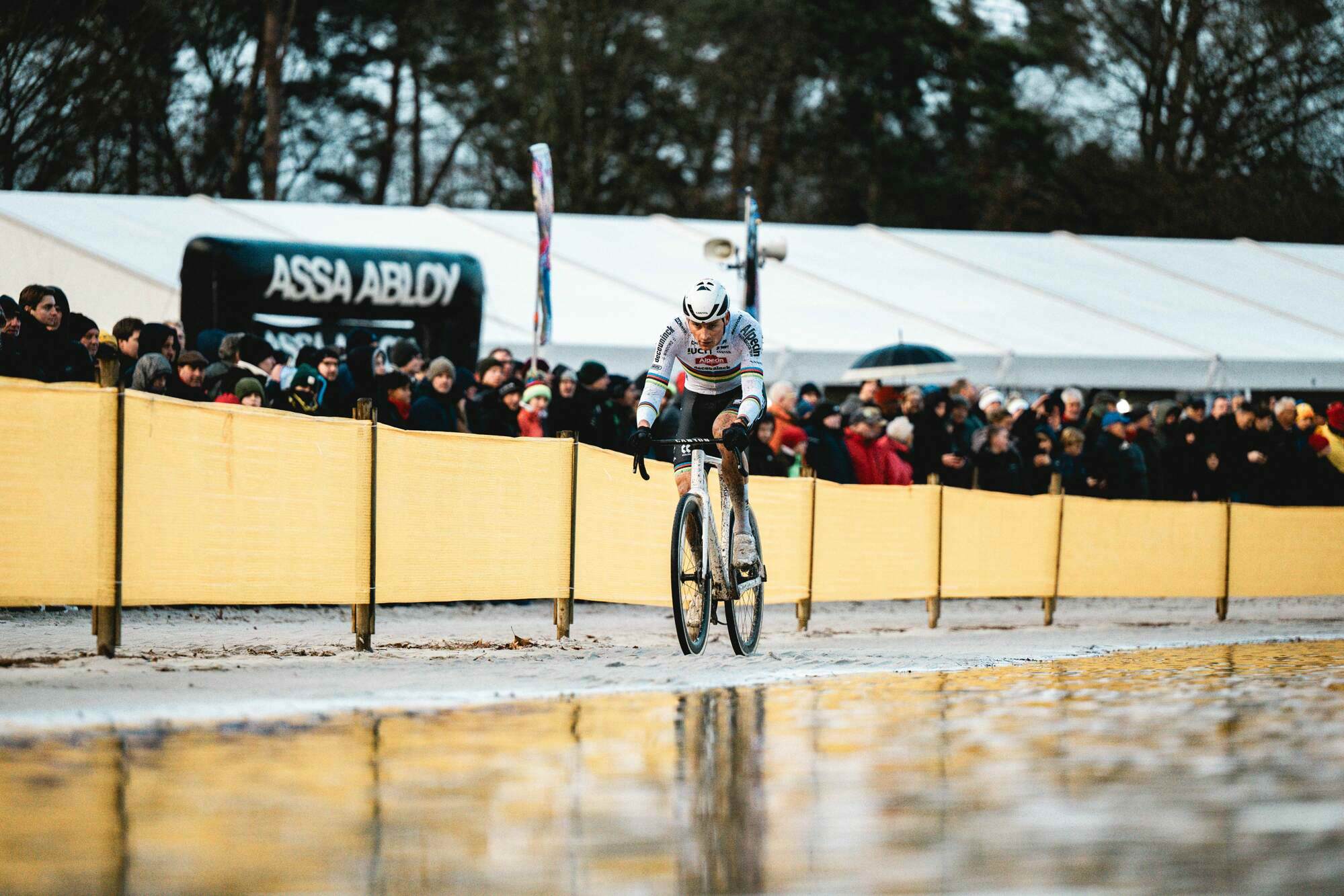 World champion Van der Poel demonstrates in Mol