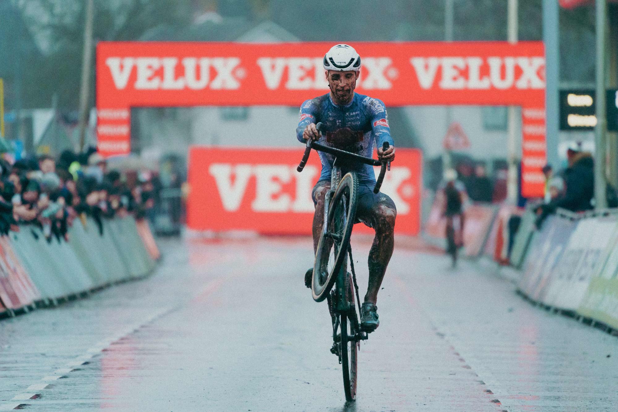 Niels Vandeputte scores in Hulst