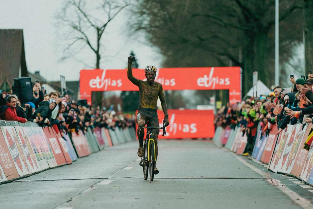 Wout van Aert maakt er een one-man show van in de modder van Dendermonde