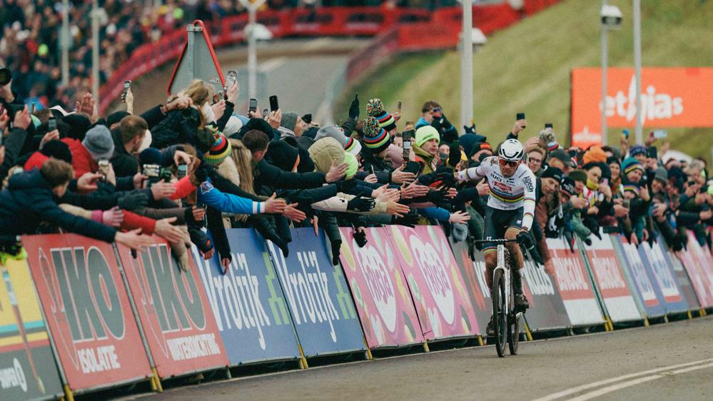 Van der Poel boekt dubbele zege in slotweekend