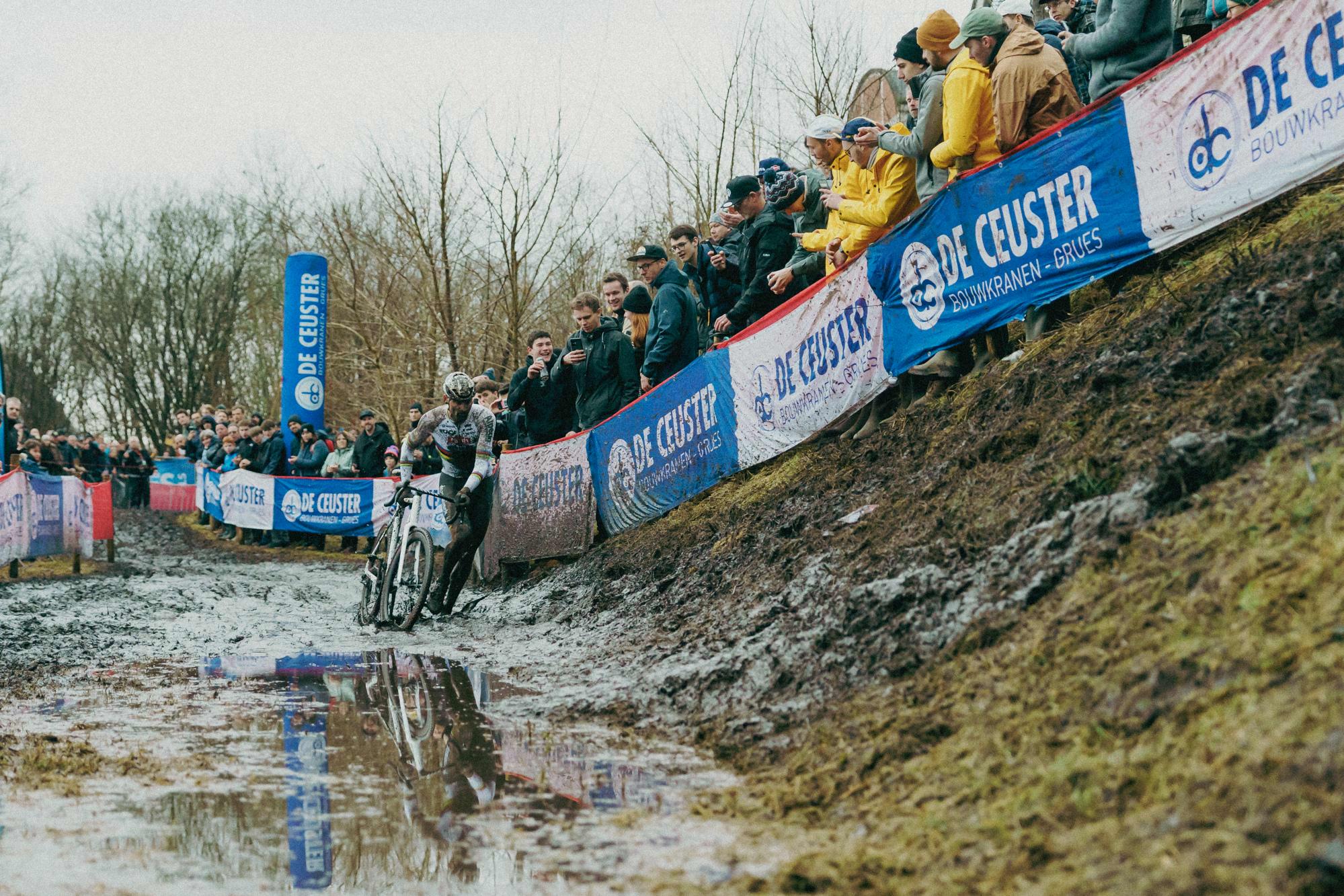 Van der Poel etaleert zijn klasse in Maasmechelen