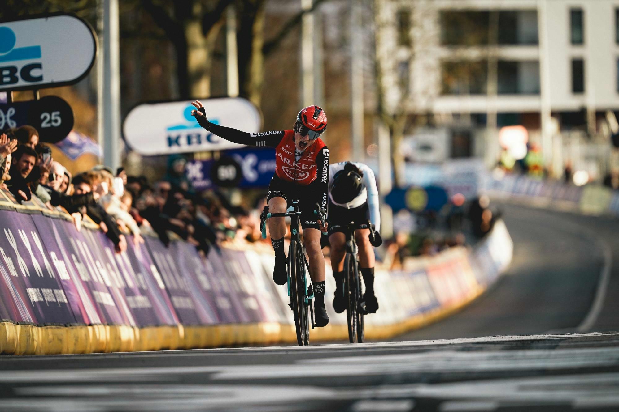 Lotte Claes wins after a long day in the breakaway