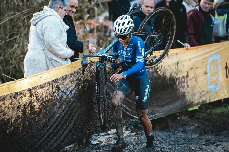 Le triplé pour Alvarado à Niel