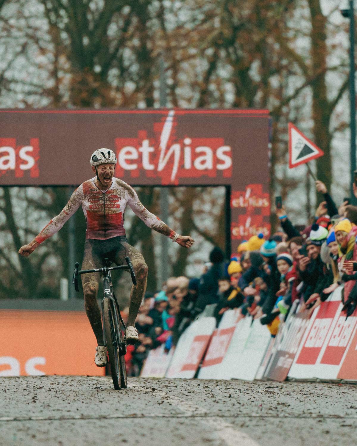 Vanthourenhout renforce sa position de leader en Coupe du Monde après sa victoire à Namur