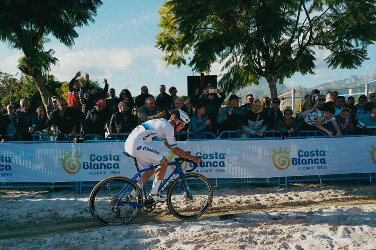 Nys s'élance vers la victoire à Benidorm