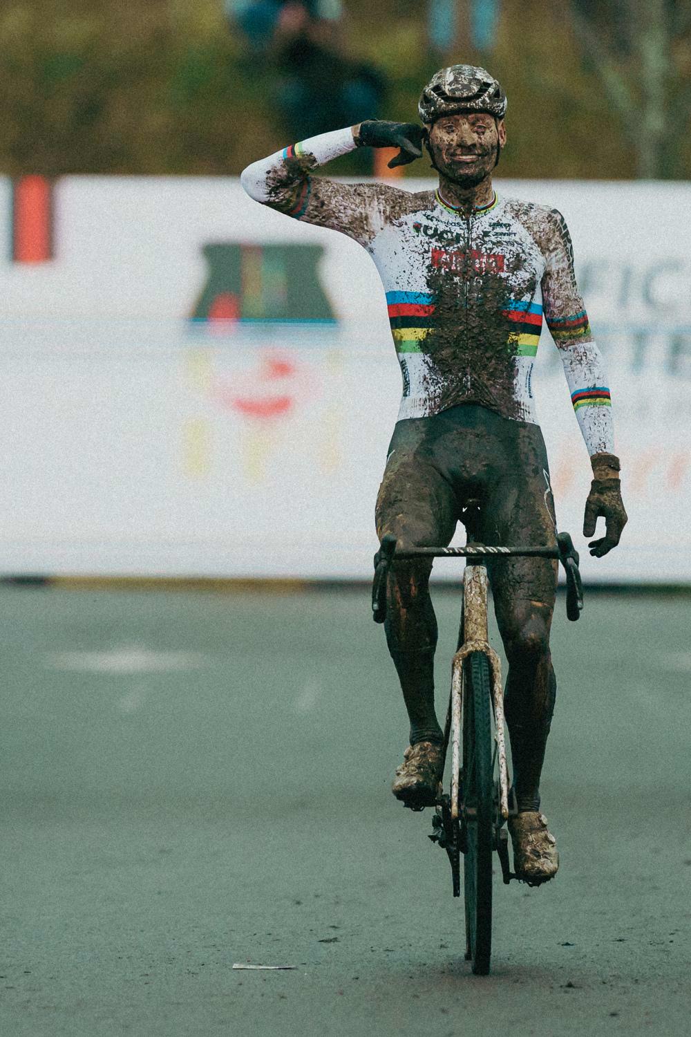 Van der Poel etaleert zijn klasse in Maasmechelen